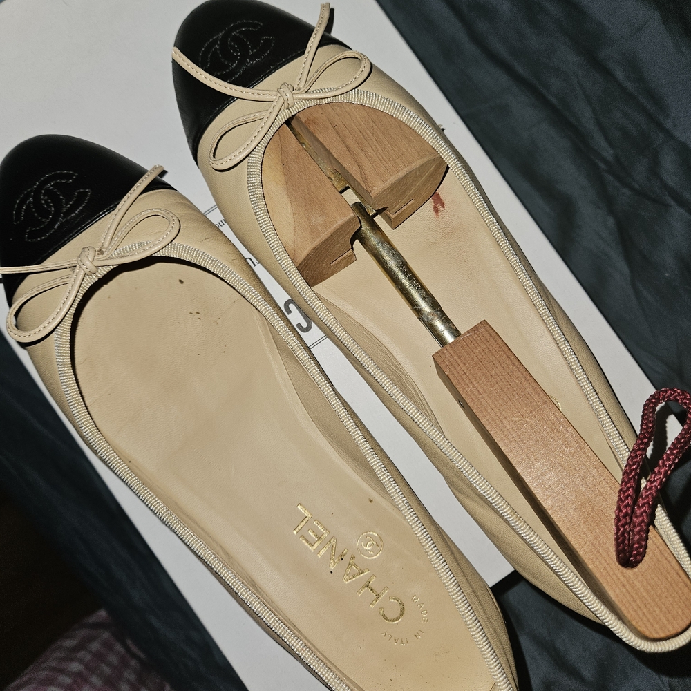 CHANEL Beige and Black Leather Flats - Picture 2 of 7